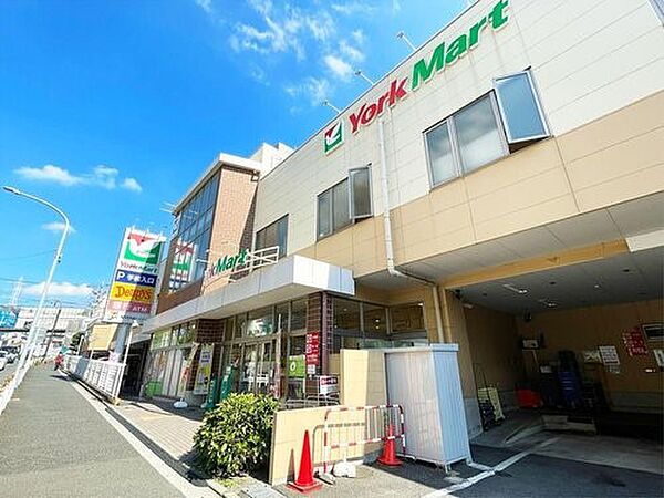 ヨークマート妙蓮寺店　160m　首都圏を中心に展開するセブンアンドアイグループが展開する食品スーパー。毎日の「食」を彩ります。