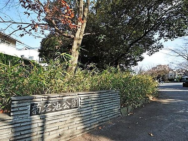 菊名池公園　400m　地域の住民の憩いの場。池、広場、プールなどがあり、夏の暑い日にはプールから元気な声が聞こえてきます。