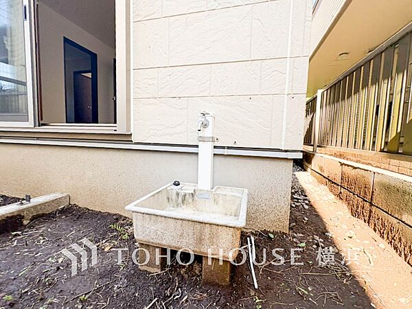 ガーデニングの水やりや、玄関周りやお車のお掃除に便利な水栓が設置されています。
