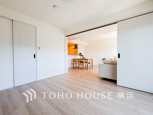 心地よい光と風があふれています。プライベートな自分時間を快適に過ごせるお部屋。