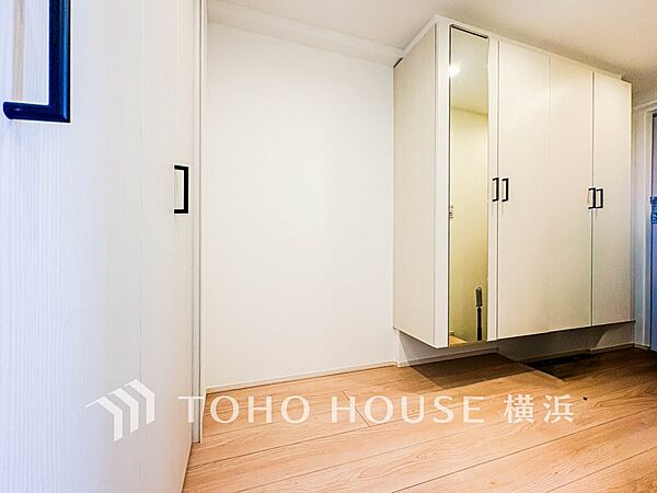 上質感漂う玄関と廊下。居住者の帰り、訪れる方を優しく迎えてくれます。