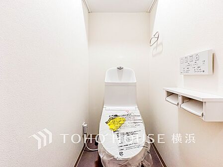 換気と明るさに配慮した、清潔感溢れるトイレ。落ち着いた空間で安らぎのひとときをお過ごしいただけます。