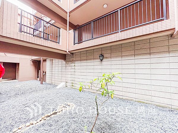 植栽の位置や開放的なエクステリアも含めて美しくトータルにデザインされております。