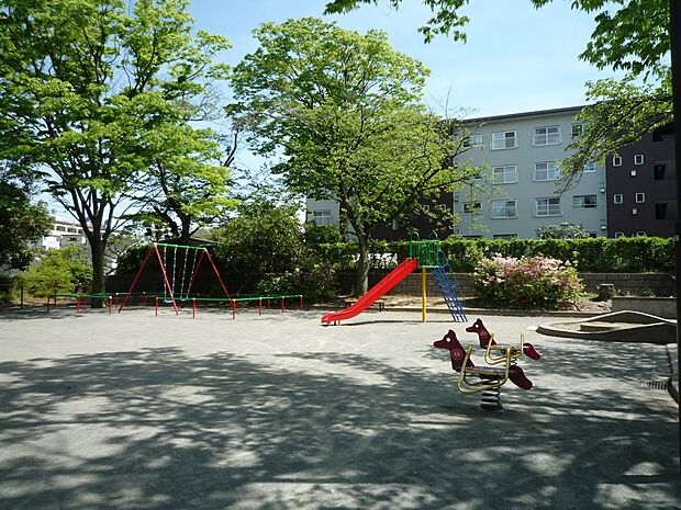 市沢第一公園 220m ブランコや滑り台などの楽しい遊具が4種類。広々としたスペースでのびのびと遊ぶことができます。
