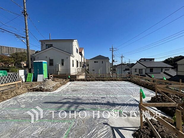 陽当りに恵まれ、心地よい光と風が溢れた敷地。(2026年10月撮影)