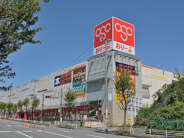 オリンピックおりーぶ東戸塚店 800m スーパーの他にもホームセンター、デンタルクリニック、100円ショップ、美容室などがあり便利です。