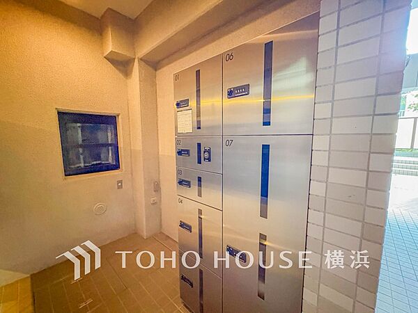 普段留守がちなご家族にも安心な宅配ボックスを完備。再配達を頼む手間を省ける嬉しい設備です。