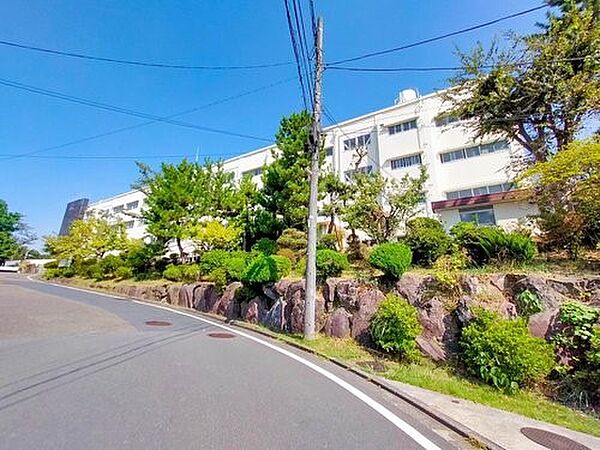 横浜市立豊田中学校　1400m　徒歩18分。中学生の体力づくりにはぴったりの距離かもしれませんね。
