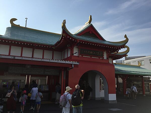 小田急江ノ島線「片瀬江ノ島」駅　720m　江の島や片瀬西浜海水浴場、新江ノ島水族館への最寄り駅。