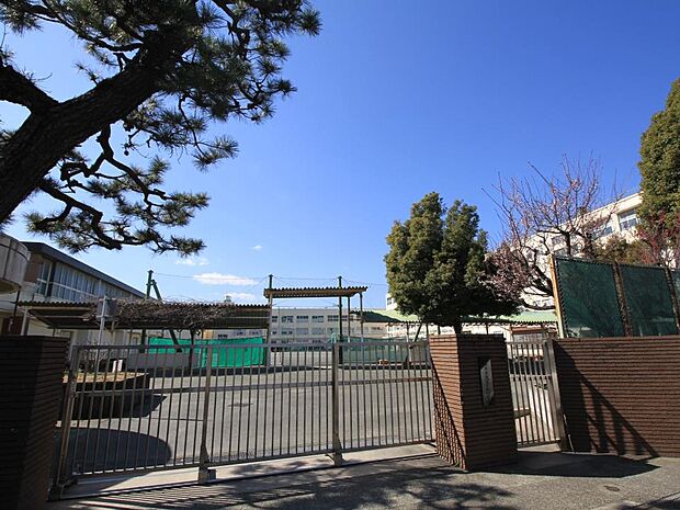 横浜市立希望ヶ丘小学校 210m 徒歩3分。小学校が近いのは子育てファミリーにもおすすめのポイント。