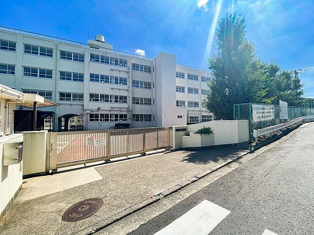 横浜市立南希望が丘中学校 450m 徒歩6分。部活などで帰りが遅くなっても安心の距離です。