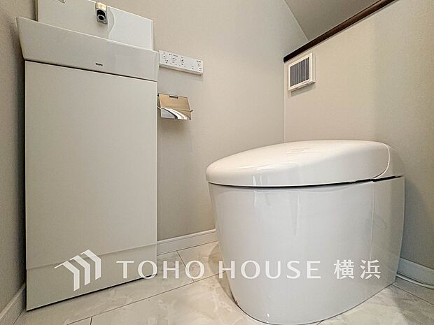 すっきりとしたタンクレストイレ。専用の手洗い器も備え、お手入れしやすく清潔感にあふれた空間です。