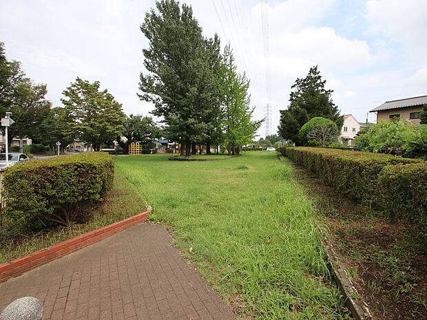 入定塚児童公園 700m 住宅街に立地する見通しの良い公園。ペットとのお散歩コースにもおすすめです。