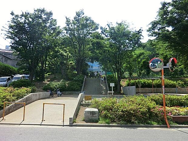 百合ヶ丘第三公園 1000m 公園内に「百合丘こども文化センター」が整備されています。遊具エリアやグラウンドがあります。