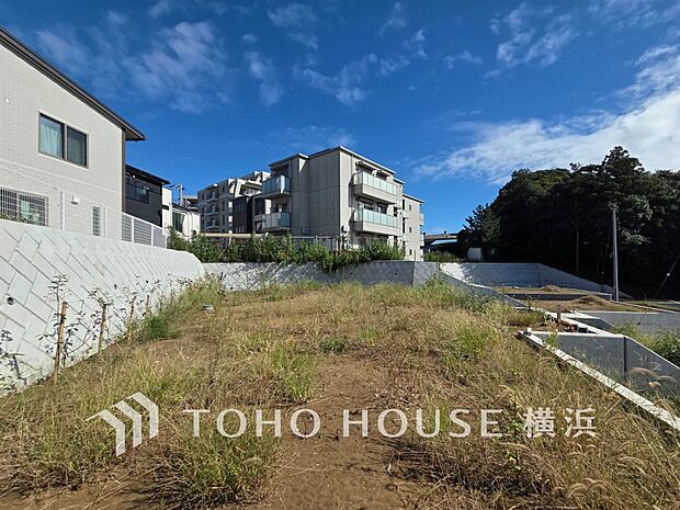 暖かな陽光と爽やかな風がハーモニーを奏でる上質な空間を愉しむ暮らし。（2026年10月撮影）