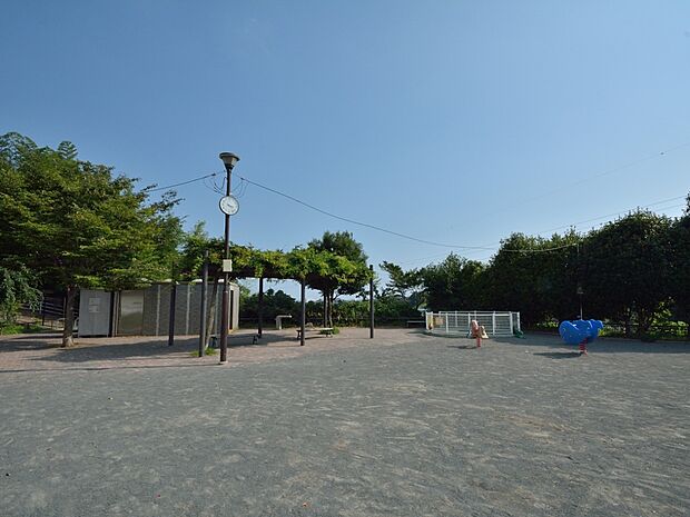 上矢部坂本第二公園 750m お子様が元気に走り回れる広場や遊具、木陰でひと休みができるベンチがある公園です。