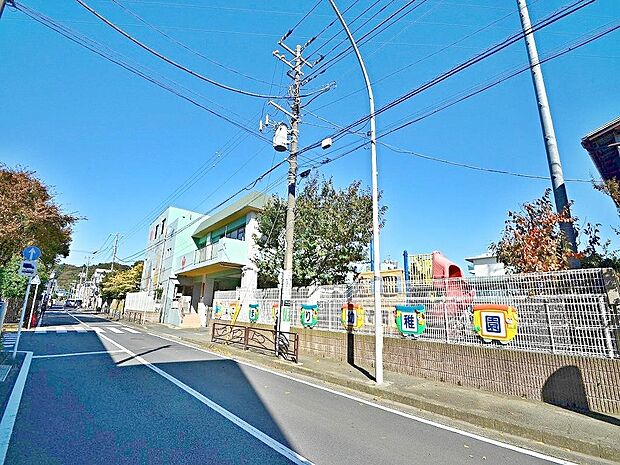 川崎こまどり幼稚園 600m かわいい園舎が特徴的。本格的な運動遊びやネイティブな英語教育などを取り入れています。