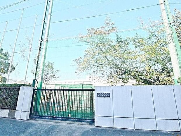 川崎市立南加瀬中学校 500m 徒歩7分。部活などで帰りが遅くなっても安心の距離です。