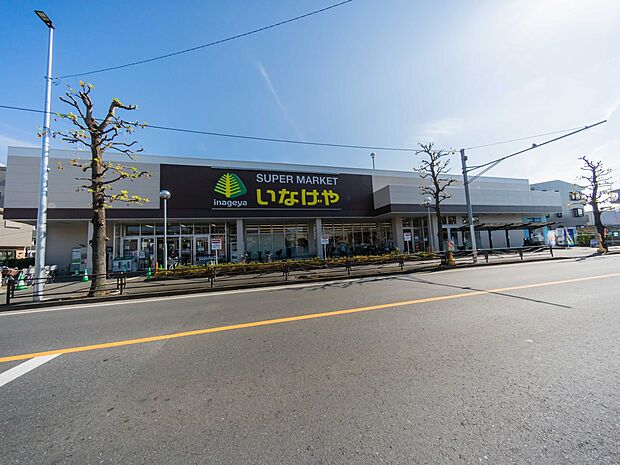 いなげや川崎南加瀬店 350m 営業時間は朝9:30~夜22:45まで。駐車場は77台分あります。
