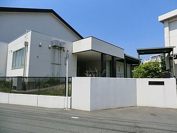 川崎市立久地小学校　450m　徒歩6分。小学校が近いのは子育てファミリーにもおすすめのポイントです。
