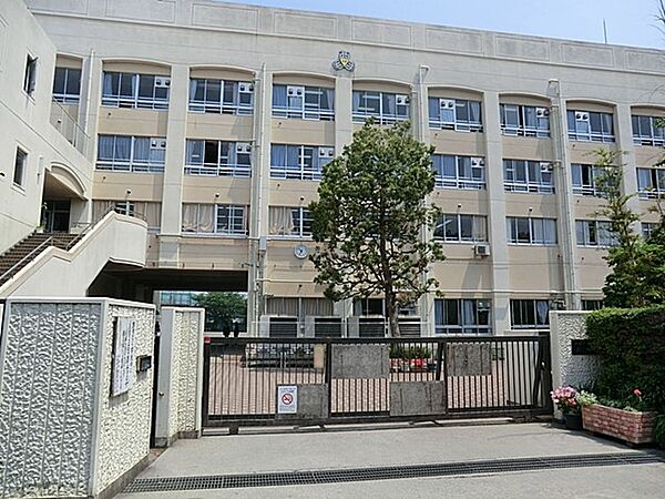 川崎市立西高津中学校　1200m　徒歩15分。部活などで帰りが遅くなっても安心の距離です。