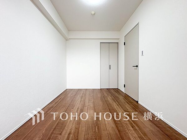 一日の疲れをいやしてくれる寝室。時を忘れて過ごす場所として過ごせるお部屋。