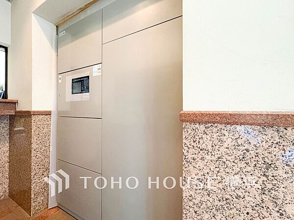 普段留守がちなご家族にも安心な宅配ボックスを完備。再配達を頼む手間を省ける嬉しい設備です。