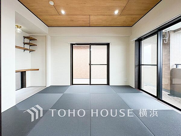足を伸ばしてゆっくりとくつろげる、癒しの空間。モダンな和室で癒しタイムを。