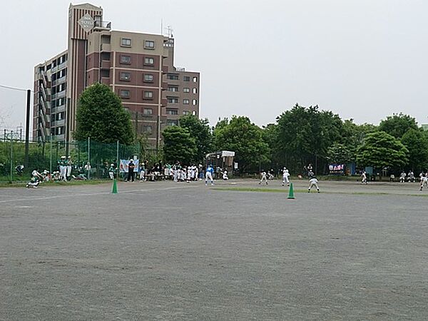 元宮さわやか公園　110m　サッカーや野球などの競技が楽しめる広場として市民向けに整備・一般開放されています。