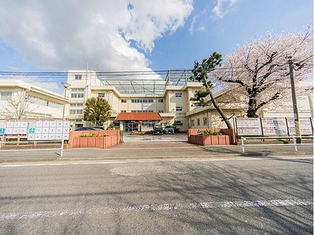 横浜市立万騎が原中学校　450m　徒歩6分。部活などで帰りが遅くなっても安心の距離です。 
