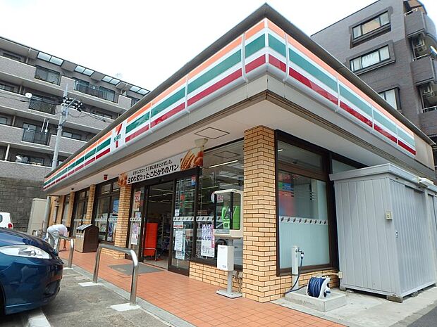 セブンイレブン横浜片倉町店 900m なんでも揃うコンビニが近くにあると便利ですね。