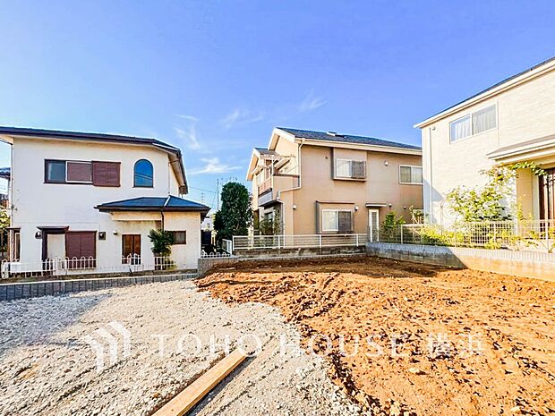 落ち着いた住宅地に位置する土地。自然と調和した穏やかな生活が楽しめます。（2026年10月撮影）