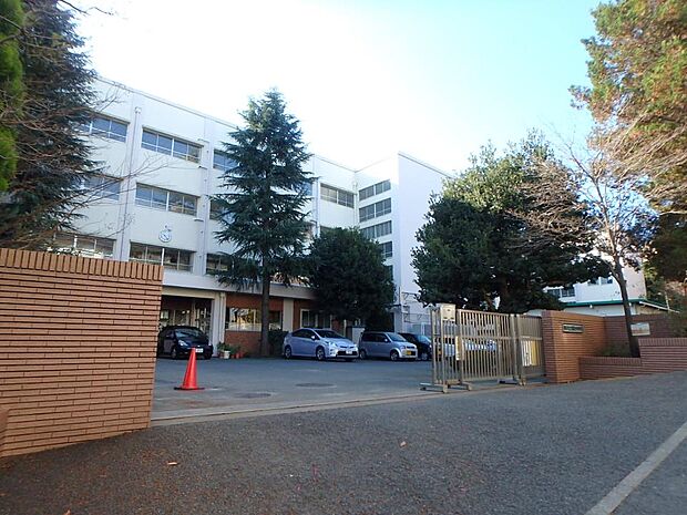 横浜市立青葉台中学校 1400m 徒歩21分。中学生の体力づくりにはぴったりの距離かもしれませんね。