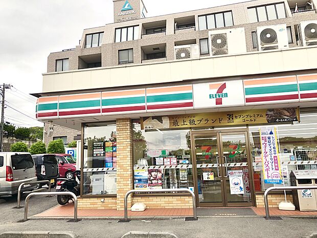 セブン-イレブン 横浜田奈店　550m　24時間営業ですので、急な買い物に便利です。駐車場もあります。 