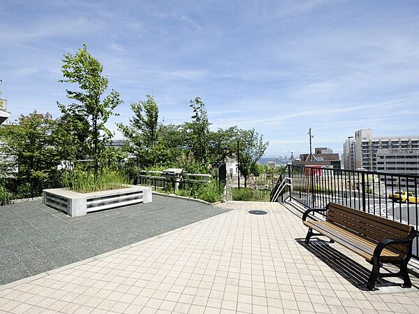 磯子間坂第二公園　400m　のどかな住宅街からマンション群へと繋がる道沿い。整備された翠に彩られた公園。