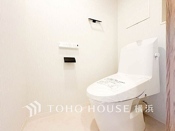 清潔感溢れるトイレ。落ち着いた空間で安らぎのひとときをお過ごしいただけます。