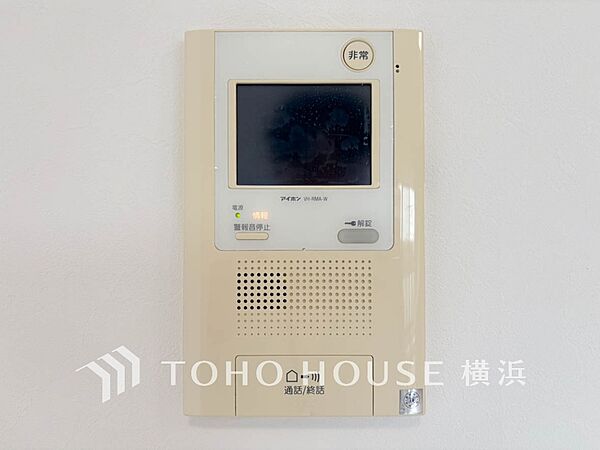 誰が来てもわかる様にモニター付きインターホンを設置。快適と安らぎを合わせた優しい設計。