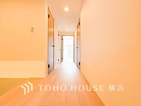 清潔感漂う廊下。各お部屋をつなぐ主要空間として美しく存在しています。
