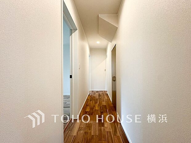 清潔感漂う廊下。各お部屋をつなぐ主要空間として美しく存在しています。