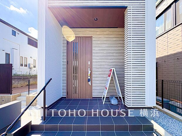 お住まいの顔となる玄関。住まう方のプライドを満たすクオリティを備えています。