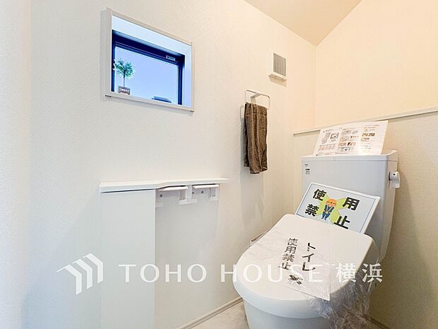 換気と明るさに配慮した、清潔感溢れるトイレ。落ち着いた空間で安らぎのひとときをお過ごしいただけます。