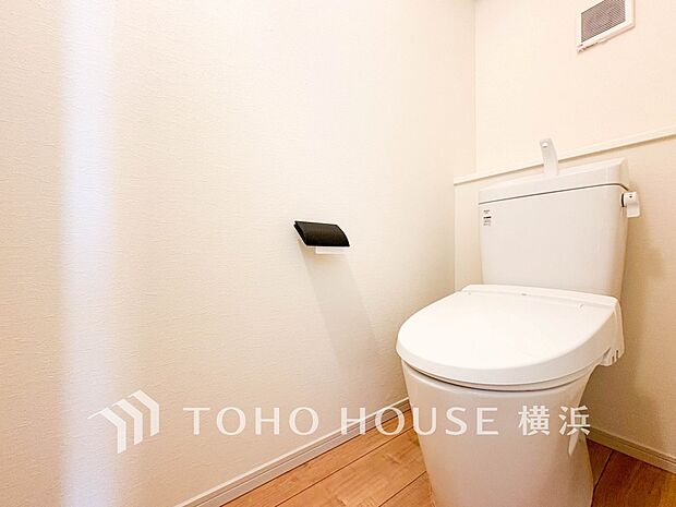 清潔感溢れるトイレ。落ち着いた空間で安らぎのひとときをお過ごしいただけます。
