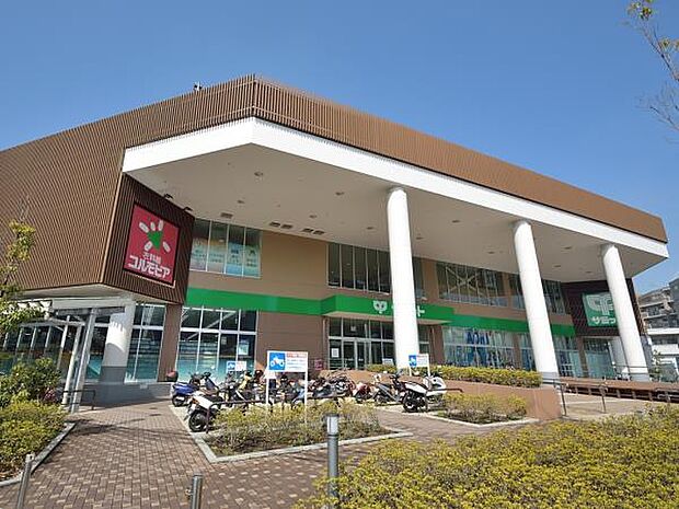 サミットストア横浜岡野店　300m　駐車台数356台。買い物はもちろん、飲食店、保育園、歯科・整形外科・皮膚科・小児科の病院もあります。 