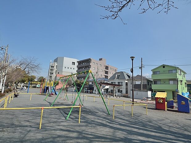 浅間車庫前公園　120m　遊具やベンチ・水飲み場等もあり、見通しも良いため、小さなお子さまが遊びやすい公園です。 