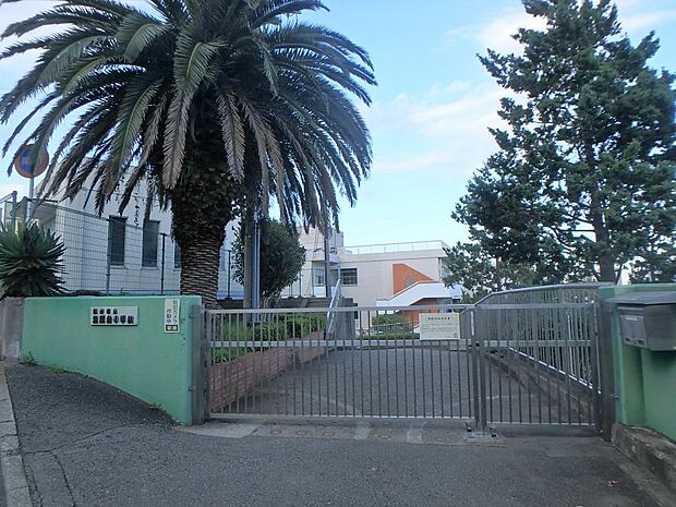 横浜市立浅間台小学校　640m　徒歩8分。小学校が近いのは子育てファミリーにもおすすめのポイントです。 
