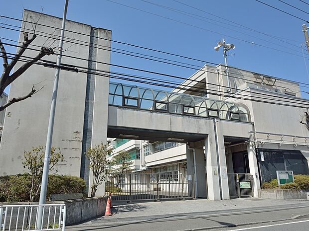 横浜市立岡野中学校　670m　徒歩9分。部活などで帰りが遅くなっても安心の距離です。 