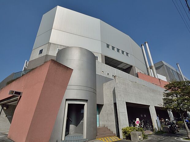 横浜市西スポーツセンター　130m　トレーニング室・プール、体育室、バドミントン・卓球等の施設を市民は利用することができます。 