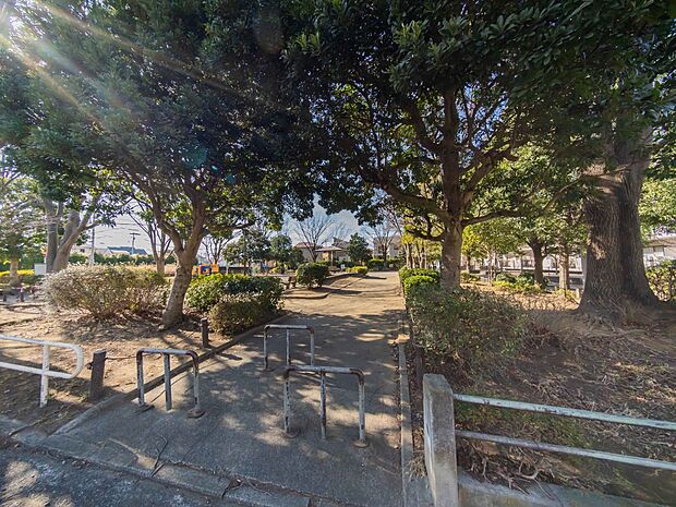 袖振公園 190m 中央部分にあずま屋がある開放感のある公園です。小さなお子様も楽しめる複合遊具があります。