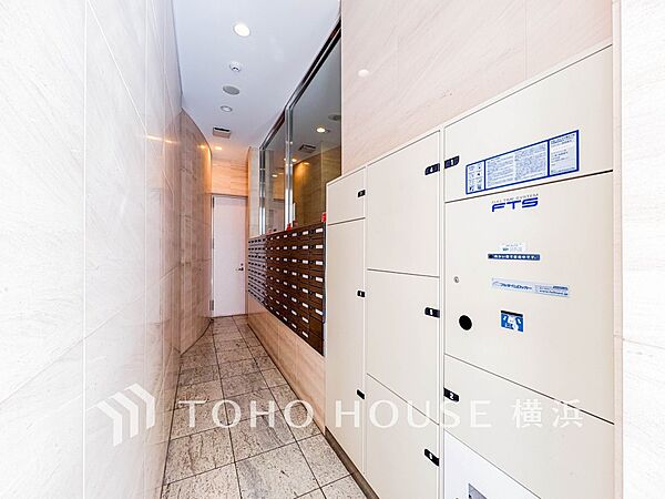 普段留守がちなご家族にも安心な宅配ボックスを完備。再配達を頼む手間を省ける嬉しい設備です。