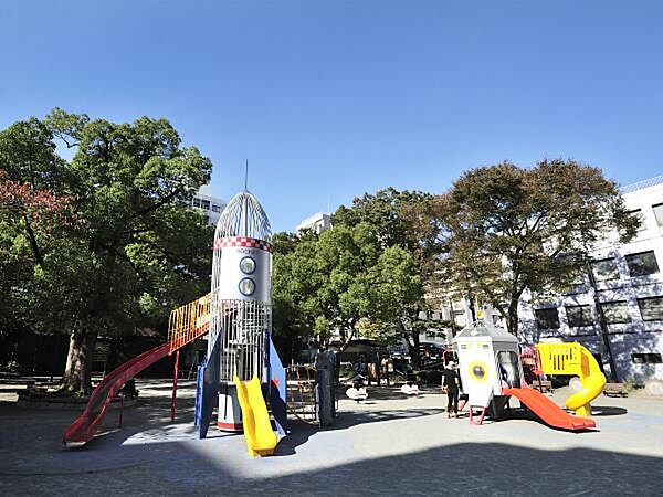 千歳公園　240m　小さなお子さまが遊んだり、ふらっと散歩するのにちょうど良い近隣に親しまれている公園。